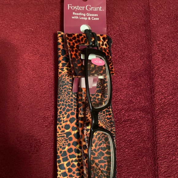 Foster Grant **Brand New** with Case - Picture 2 of 4